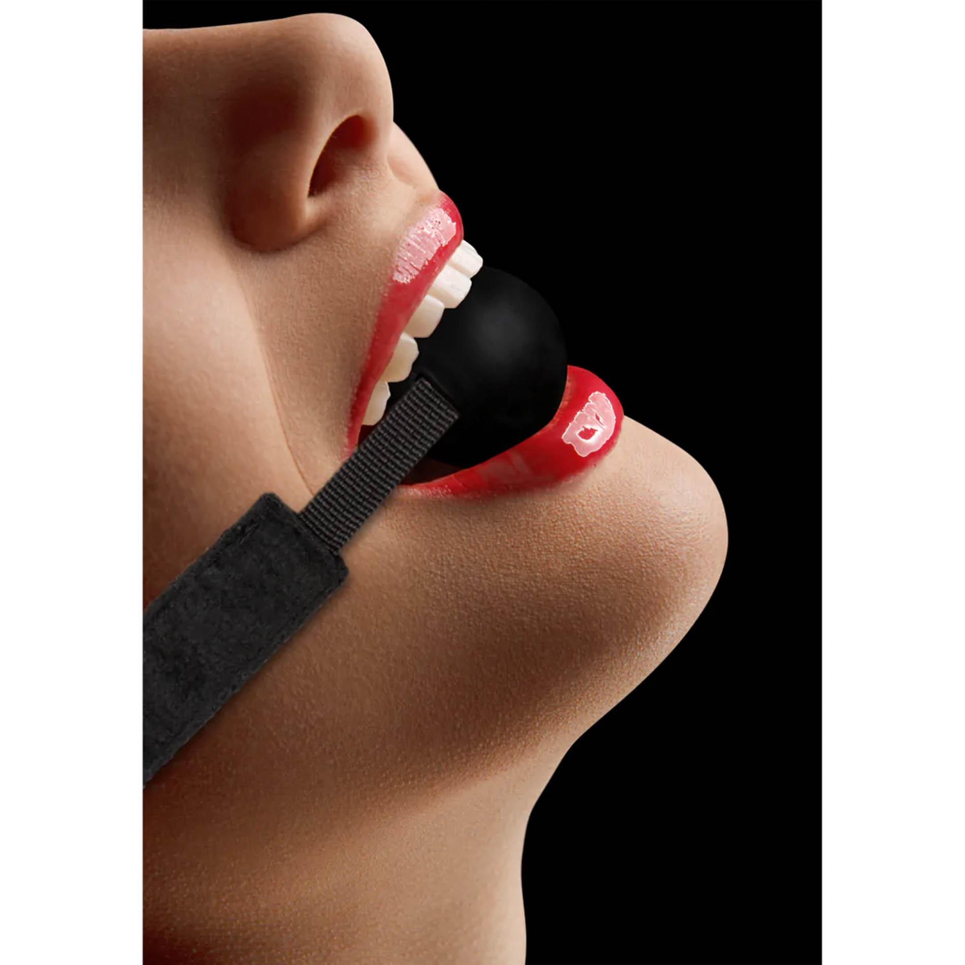 Silikonowy knebel z kulką Ouch! Regulowany 62,5 cm - obrazek 3